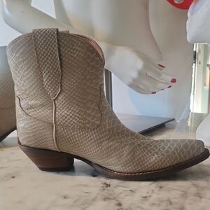 Dingo Textured Beige Ankle Booties